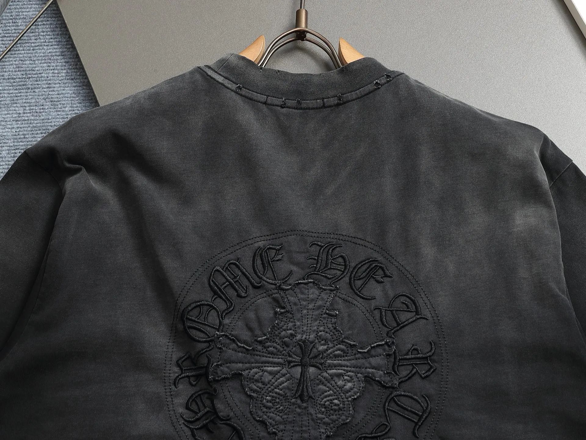 🅿️232 𝗖𝗵𝗿𝗼𝗺𝗲 𝗛𝗲𝗮𝗿𝘁𝘀/Cro Heart 2025 Cross Patch Embroidery Summer New Original Counter American Acid Washed Old Laser Burnt Patch Embroidery Couple Casual Short Sleeve T-shirt 👑The highest version! Customized fabric 300g double yarn! American acid-washed and distressed original fabric laser burnt ✟appliqué embroidery and exquisite embroidery of letters! The best-selling model at the counter. It is very comfortable to wear. It is low-key yet luxurious. It is very classy when worn. The large version and tailoring are needless to say. The upper body is exquisite and vivid👍High-end first-class materials. A truly palace-level product. The cotton from Turkey is of outstanding quality. After heavy washing, the clothes are very soft! Not picky, the upper body is absolutely stylish and extremely luxurious. Auxiliary materials: The original model has been authenticated and labeled ➕100% silk washed with water label. Genuine purchase-grade original hangtag➕matching hanging rope➕3D hanging beads➕original packaging bag. Craftsmanship: The original version has consistent wiring! The highest version of the armhole matching technique! Countless times of pattern making to 100% restore the original appearance! The correct version is the same for men and women, super eye-catching, super good-looking, and super atmospheric! Color: White Black Size: S-XL